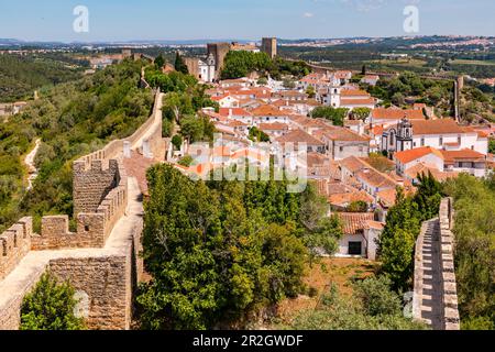 La fortezza del castello di Obidos con il centro storico, che è completamente circondato da una cinta muraria percorribile a piedi, il Portogallo Foto Stock