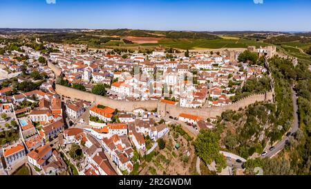 Veduta aerea del Castello di Obidos e della Fortezza con una parete della città percorribile a piedi, Portogallo Foto Stock