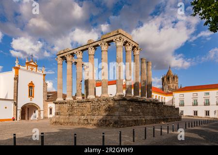 Il tempio di epoca romana di Diana con il Museo e la Cattedrale di Evora sullo sfondo, Portogallo Foto Stock