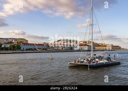 La vista sul centro di Lisbona e sulla Praa do Comércio (Commerce Plaza) è una grande piazza affacciata sul porto della capitale portoghese, Lisbona, dal fiume Tag Foto Stock