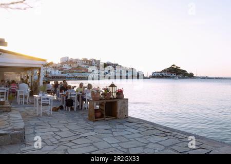 Kokkari, città vecchia con taverne al porto sull'isola di Samo in Grecia Foto Stock