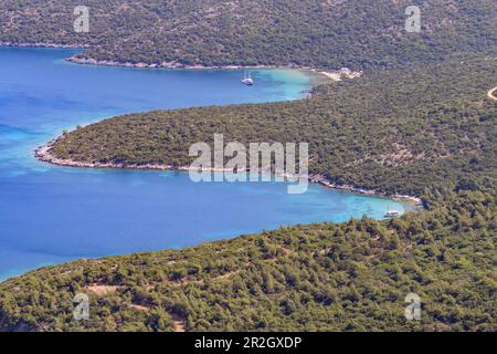 Baie di balneazione appartate e barche da escursione nella baia di Mourtias, nella parte orientale dell'isola di Samo, in Grecia Foto Stock