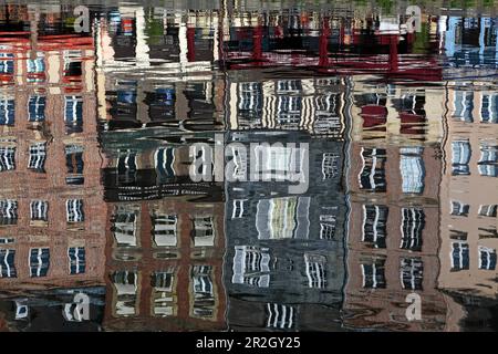 Riflessione delle case nel vecchio porto di Honfleur, Côte Fleurie, Normandia, Francia Foto Stock