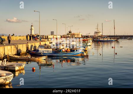 Umore serale nel porto di Alanya, Riviera Turca, Turchia, Asia Occidentale Foto Stock