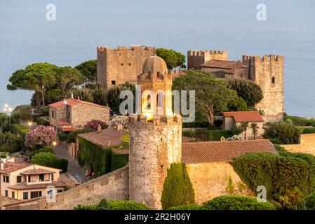 Castiglione della Pescaia, antica città sul Mar Tirreno, costa mediterranea, provincia di Grosseto, Toscana, Italia Foto Stock