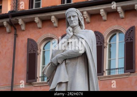 Statua di Dante, monumento al poeta e filosofo Dante Alighieri, Piazza dei Signori, Verona, Veneto, Italia Foto Stock