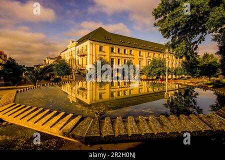 Edificio monumentale alla luce del mattino sull'ex strada imperiale, l'odierna trida Narodni, a Franzensbad, Frantiskovy Lázne, Repubblica Ceca. Foto Stock