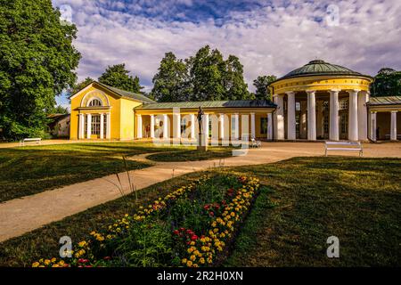 Colonnato nel Parco Ferdinando alla luce del mattino, Marienbad, Mariánské Lázne, Repubblica Ceca Foto Stock