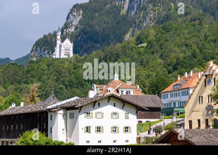 Hohenschwangau con vista sul castello di Neuschwanstein a Ostallgäu, in Baviera, in Germania Foto Stock