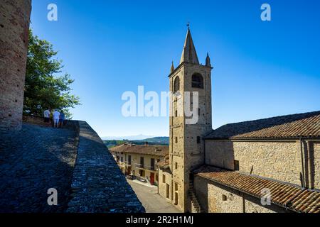 Nelle pittoresche strade di Serralunga d'39; Alba, Langhe, Piemonte, Italia Foto Stock