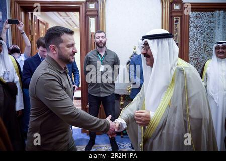 Jeddah, Arabia Saudita. 19th maggio, 2023. Il presidente ucraino Volodymyr Zelenskyy, di sinistra, saluta il principe ereditario del Kuwait Mishal al-Ahmad al-Jaber al-Sabah, di destra, prima del loro incontro bilaterale ai margini del vertice della Lega araba, 19 maggio 2023 a Jeddah, Arabia Saudita. Zelenskyy ha partecipato al vertice annuale come parte di una più ampia gamma di sostegno globale contro l'invasione russa dell'Ucraina. Credit: Foto piscina/Ufficio stampa presidenziale ucraino/Alamy Live News Foto Stock