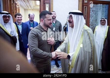 Jeddah, Arabia Saudita. 19th maggio, 2023. Il presidente ucraino Volodymyr Zelenskyy, di sinistra, saluta il principe ereditario del Kuwait Mishal al-Ahmad al-Jaber al-Sabah, di destra, prima del loro incontro bilaterale ai margini del vertice della Lega araba, 19 maggio 2023 a Jeddah, Arabia Saudita. Zelenskyy ha partecipato al vertice annuale come parte di una più ampia gamma di sostegno globale contro l'invasione russa dell'Ucraina. Credit: Foto piscina/Ufficio stampa presidenziale ucraino/Alamy Live News Foto Stock