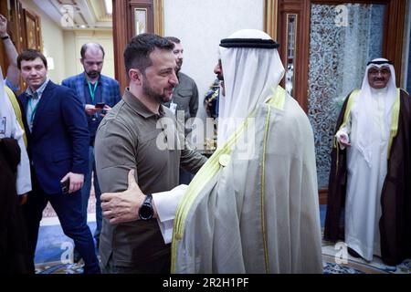 Jeddah, Arabia Saudita. 19th maggio, 2023. Il presidente ucraino Volodymyr Zelenskyy, di sinistra, saluta il principe ereditario del Kuwait Mishal al-Ahmad al-Jaber al-Sabah, di destra, prima del loro incontro bilaterale ai margini del vertice della Lega araba, 19 maggio 2023 a Jeddah, Arabia Saudita. Zelenskyy ha partecipato al vertice annuale come parte di una più ampia gamma di sostegno globale contro l'invasione russa dell'Ucraina. Credit: Foto piscina/Ufficio stampa presidenziale ucraino/Alamy Live News Foto Stock