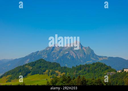 Vista aerea sul Monte Peak Pilatus e Hotel con cielo azzurro a Burgenstock, Nidwalden, Svizzera. Foto Stock