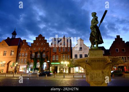 La sera al mercato di Husum, Frisia del Nord, Costa del Mare del Nord, Schleswig-Holstein Foto Stock