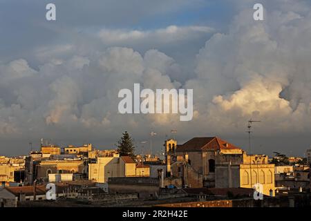 Vista sui tetti del centro storico di Lecce con la Chiesa di Santa Chiara, Salento, Puglia, Italia Foto Stock