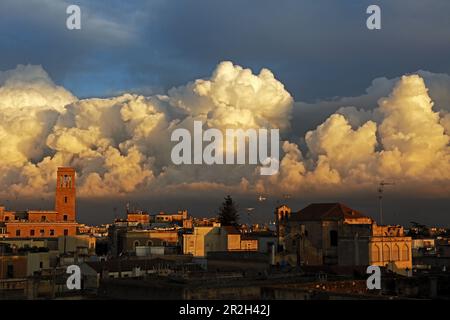 Vista sui tetti del centro storico di Lecce con la Chiesa di Santa Chiara, Salento, Puglia, Italia Foto Stock