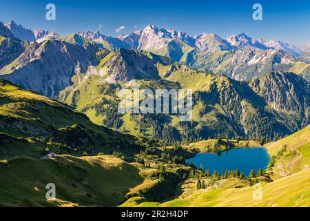 Panorama montano dalla sella indicatrice al Seealpsee, Allgäu Alps, Allgäu, Baviera, Germania, Europa Foto Stock