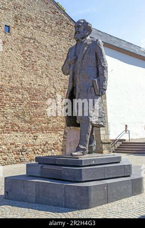 Statua di Karl Marx, monumento a Simeonstiftplatz, luogo di nascita di Karl Marx, Treviri Foto Stock