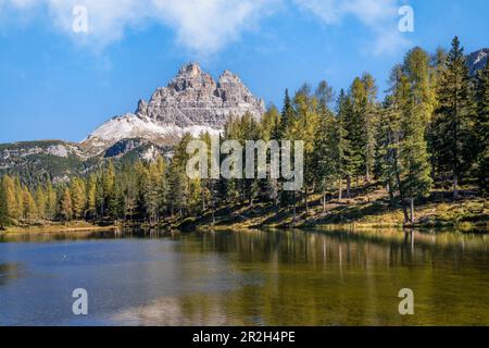 I Drei Zinnen si riflettono nel lago d'Antorno, Alto Adige, Italia, Europa Foto Stock