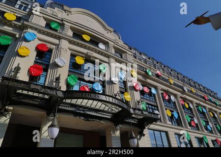 Francia, Parigi, scultura geante de Yayoi Kusama et poi multicolores, immeuble assedio Louis Vuitton rue du Pont-Neuf Foto Stock