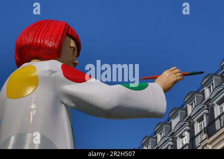 Francia, Parigi, scultura geante de Yayoi Kusama et poi multicolores, immeuble assedio Louis Vuitton rue du Pont-Neuf Foto Stock