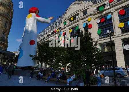 Francia, Parigi, scultura geante de Yayoi Kusama et poi multicolores, immeuble assedio Louis Vuitton rue du Pont-Neuf Foto Stock