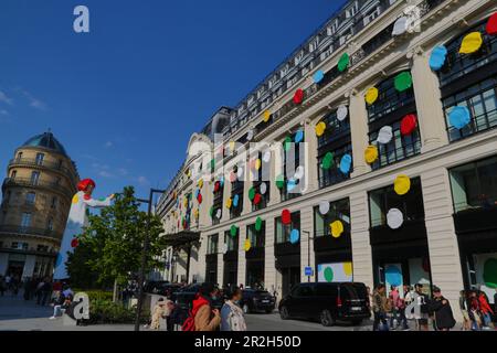 Francia, Parigi, scultura geante de Yayoi Kusama et poi multicolores, immeuble assedio Louis Vuitton rue du Pont-Neuf Foto Stock