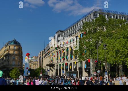 Francia, Parigi, scultura geante de Yayoi Kusama et poi multicolores, immeuble assedio Louis Vuitton rue du Pont-Neuf Foto Stock