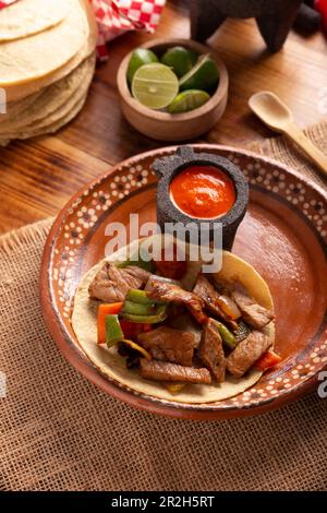 Fajita Taco, in Messico è anche chiamato Alambre de Res. Ricetta molto popolare, gli ingredienti principali sono pezzi di carne, cipolla, pancetta e peperoni, Foto Stock