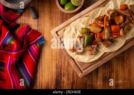 Fajitas Tacos, in Messico si chiama anche Alambre de Res. Ricetta molto popolare, gli ingredienti principali sono pezzi di carne, cipolla, pancetta e peperoni Foto Stock