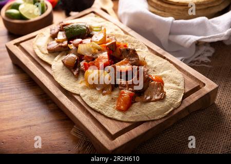 Fajitas Tacos, in Messico si chiama anche Alambre de Res. Ricetta molto popolare, gli ingredienti principali sono pezzi di carne, cipolla, pancetta e peperoni Foto Stock