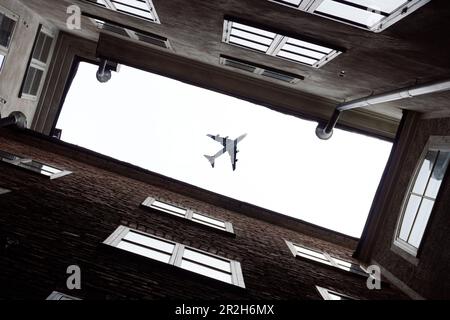 Direttamente sotto la foto di edifici contro il cielo Foto Stock