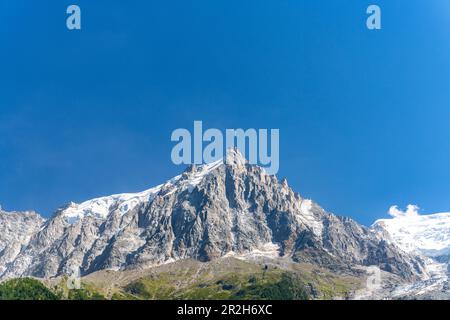 Vista da Chamonix Mont Blanc all'Aiguille du Midi con una luna piena sulla stazione di montagna Foto Stock