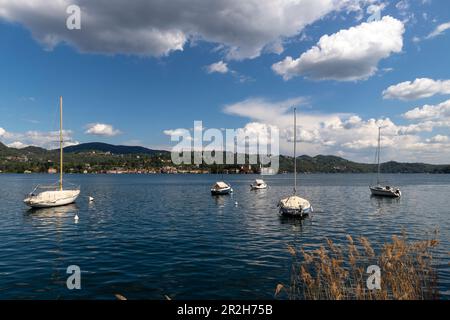 Cinque barche a vela ormeggiate sul lago d'Orta, vicino a Pella, Piemonte, Italia. Foto Stock