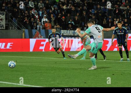 Pisa, Italia. 19th maggio, 2023. Gabriele Moncini (Spal) segna 0-2 durante AC Pisa vs SPAL, partita di calcio italiana Serie B a Pisa, Italia, Maggio 19 2023 Credit: Independent Photo Agency/Alamy Live News Foto Stock