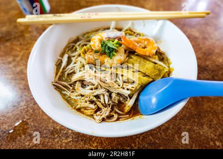 Sarawak Laksa, un piatto piccante di noodle famoso e unico per lo stato di Sarawak in Malesia Foto Stock