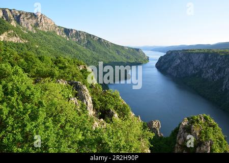 Fiume Danubio, gola di Djerdap, porta di ferro o Cazane durante l'ora d'oro in tarda primavera, Serbia Foto Stock