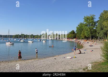 Baia balneare sul lungomare di Ammersee a Herrsching, regione dei cinque Laghi, alta Baviera, Baviera, Germania Foto Stock