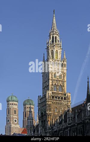 Frauenkirche e il nuovo Municipio, Marienplatz, Monaco, Baviera alta, Baviera, Germania Foto Stock