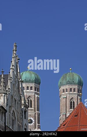 Torri della Frauenkirche con il timpano della facciata nord del nuovo Municipio, Monaco, alta Baviera, Baviera, Germania Foto Stock