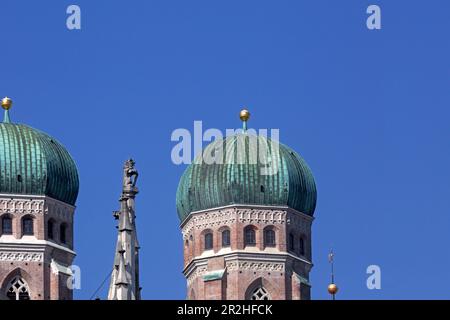 Torri della Frauenkirche con decorazioni a figure del nuovo Municipio, Monaco, alta Baviera, Baviera, Germania Foto Stock