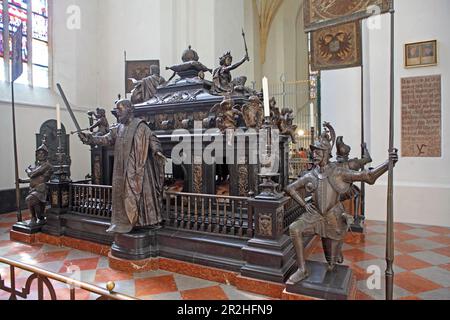 Tomba cerimoniale dell'imperatore Ludwig bavarese, Frauenkirche, Monaco, Baviera alta, Baviera, Germania Foto Stock