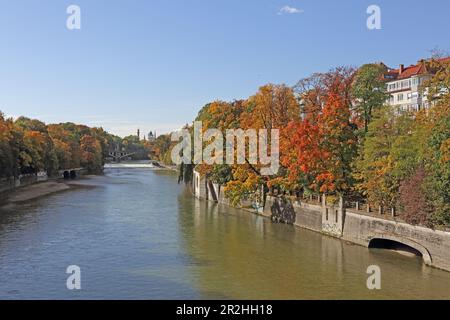 Isar con vecchi edifici su Widenmayerstraße a Lehel, la centrale ...