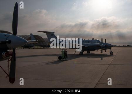 Più aerei 137th Special Operations Wing MC-12W attendono le ispezioni di preflight sulla linea di volo presso la base della Guardia Nazionale Will Rogers Air, Oklahoma, 7 maggio 2023. L'MC-12W è un velivolo turboelica a doppio motore con la missione principale di raccogliere intelligence, sorveglianza e ricognizione per supportare le forze di terra in tutto il mondo. (STATI UNITI Foto della Guardia Nazionale aerea di Airman Erika Chapa) Foto Stock