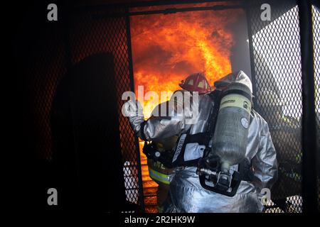 STATI UNITI I vigili del fuoco dell'aeronautica, assegnati alla 180th Fighter Wing della Guardia Nazionale dell'Ohio, estinguono un incendio durante un evento di addestramento controllato alle ustioni presso l'aeroporto Eugene F. Kranz Toledo Express di Swanton, Ohio, 9 maggio 2023. L'esercizio ha fornito uno scenario di formazione realistico, garantendo che i vigili del fuoco siano completamente addestrati, qualificati e preparati per l'implementazione in tutto il mondo. (STATI UNITI Foto della Guardia Nazionale aerea del personale Sgt. Kregg York) Foto Stock