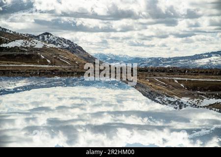 Doppia esposizione panoramica della catena montuosa del Grand Teton. Foto Stock