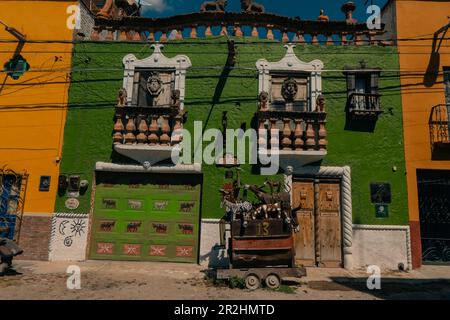 Belle strade e facciate colorate di San Miguel de Allende a Guanajuato, Messico - maggio 2023. Foto di alta qualità Foto Stock