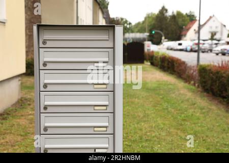 Cassette di metallo per lettere vicino all'edificio degli appartamenti all'aperto. Spazio per il testo Foto Stock