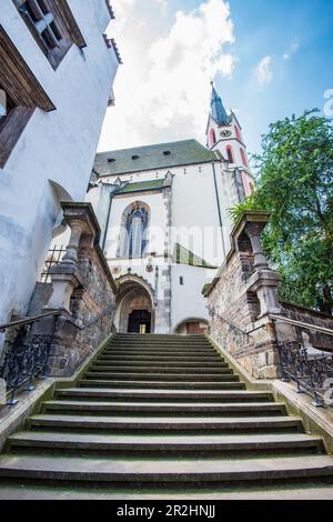 Scale per St. Chiesa di Vito nella città vecchia vista di Cesky Krumlov, Boemia meridionale, Repubblica Ceca Foto Stock
